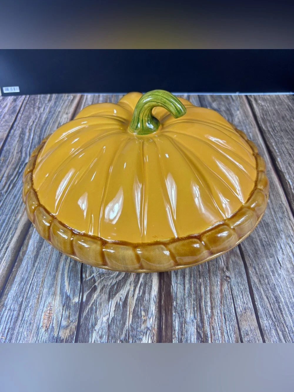 Pie Keeps Pumpkin Pie Plate & Cover - Yellow with Green Stem